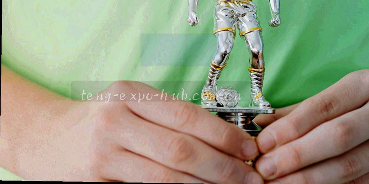 叠放的纸质档案与抽象几何标签，代表资质分类归档与保修口径文件